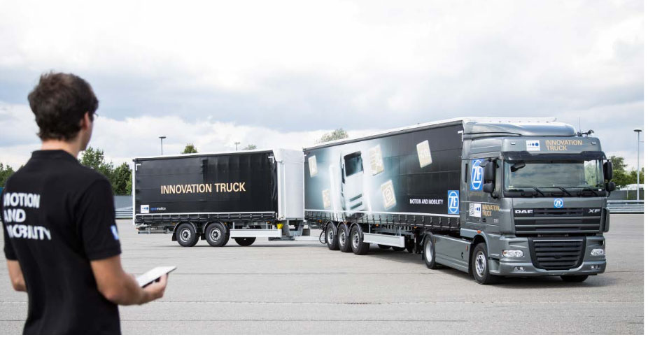 ZF INNOVATION TRUCK: маневрирование автопоездом легким движением руки